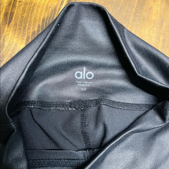 Alo high waisted airbrush shiny leggings size S - Picture 4 of 5